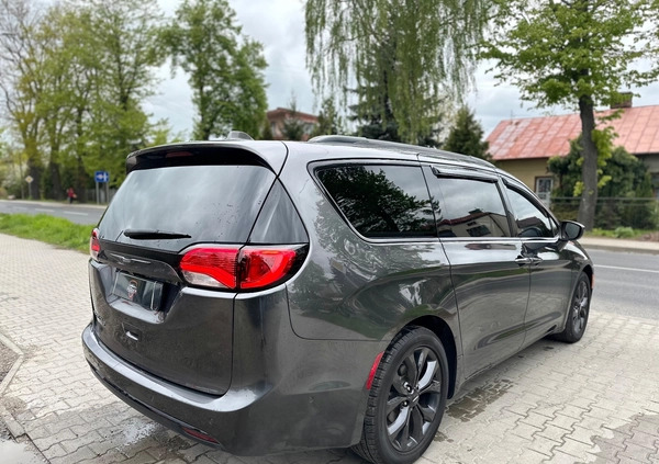 Chrysler Pacifica cena 108000 przebieg: 117000, rok produkcji 2018 z Olsztynek małe 781